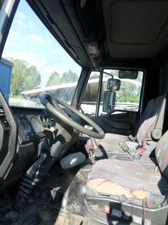  Camion fourgon IVECO Eurocargo 120E18 endommagé