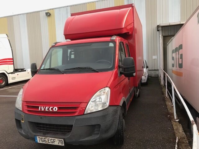  Camion fourgon IVECO Daily
